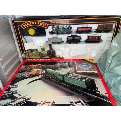 310 - MAINLINE RAILWAYS TRAIN SET, HORNBY OPERATING TURN TABLE SET, POWER CONTROLLERS, AND VARIOUS MODEL R... 