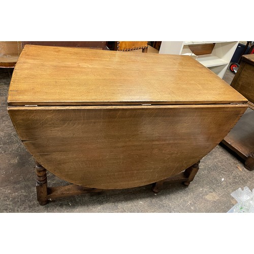 81 - QUALITY OVAL OAK 17TH CENTURY STYLE GATELEG TABLE ON BOBBIN TURNED LEGS