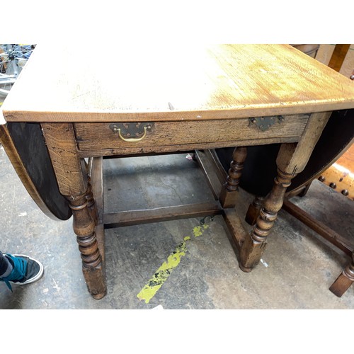 81 - QUALITY OVAL OAK 17TH CENTURY STYLE GATELEG TABLE ON BOBBIN TURNED LEGS