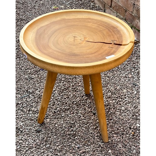 67 - CIRCULAR LIGHT WOOD DISH TOP TRI LEG OCASSIONAL TABLE