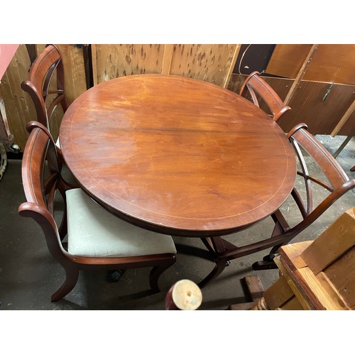 198 - REPRODUCTION REGENCY STYLE CIRCULAR EXTENDING DINING TABLE WITH SIX SABRE LEG CHAIRS