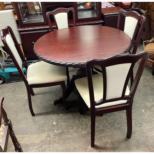 60 - MAHOGANY PEDESTAL EXTENDING DINING TABLE WITH GADROONED EDGE AND FOUR DINING CHAIRS