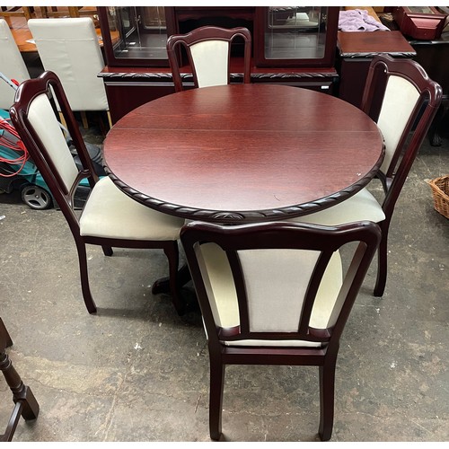 60 - MAHOGANY PEDESTAL EXTENDING DINING TABLE WITH GADROONED EDGE AND FOUR DINING CHAIRS