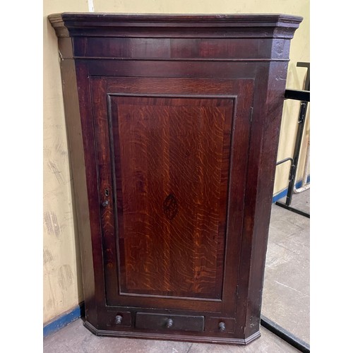 77 - GEORGE III OAK CROSS BANDED HANGING CORNER CUPBOARD WITH INLAID DECORATION