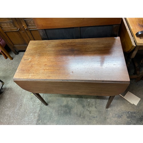 114 - REGENCY MAHOGANY PEMBROKE TABLE ON PLAIN TAPERED LEGS