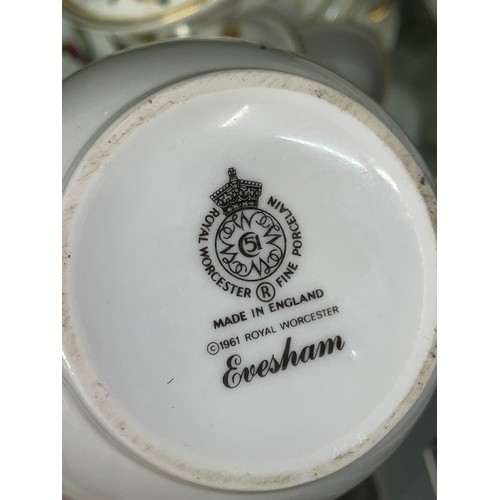 308 - WORCESTER EVESHAM PATTERN TABLE SERVICE INCLUDING CASSEROLE, TUREENS AND COVERS, AND FLAN DISHES