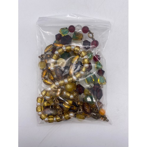 535 - TRAY OF VARIOUS GLASS AND PLASTIC POLISHED BEAD NECKLACES