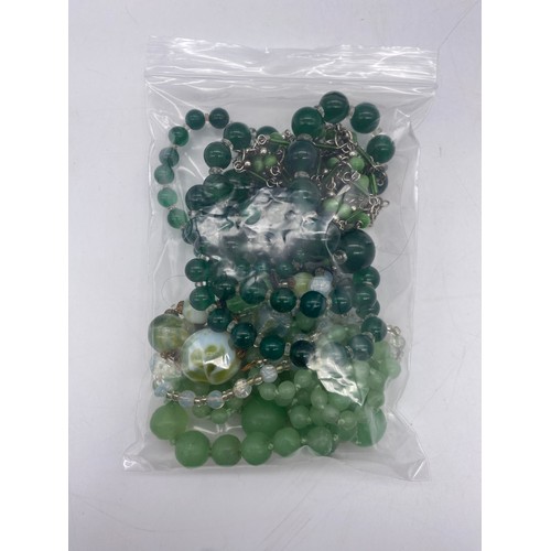 535 - TRAY OF VARIOUS GLASS AND PLASTIC POLISHED BEAD NECKLACES