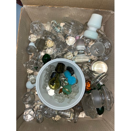 461 - BOX OF VARIOUS CUT AND FACET DECANTER STOPPERS AND BOTTLE STOPPERS