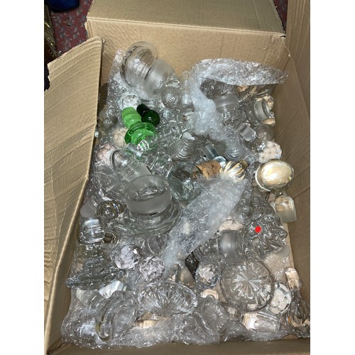 461 - BOX OF VARIOUS CUT AND FACET DECANTER STOPPERS AND BOTTLE STOPPERS