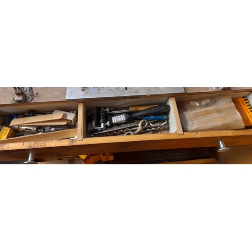 264 - HEAVY DUTY CARPENTRY TOOL CHEST AND ITS CONTENTS