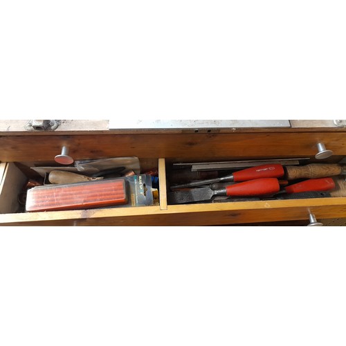 264 - HEAVY DUTY CARPENTRY TOOL CHEST AND ITS CONTENTS