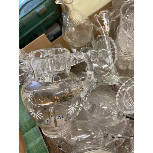 550 - GOOD QUALITY ETCHED AND DECORATIVE GLASSWARE