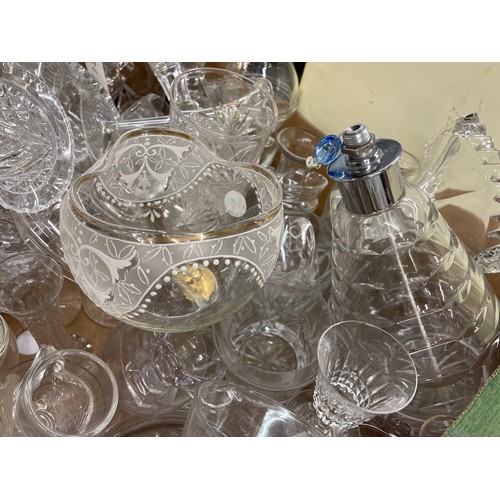 550 - GOOD QUALITY ETCHED AND DECORATIVE GLASSWARE