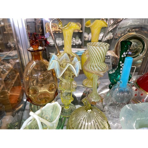 552 - GOOD QUALITY SHELF OF COLOURED GLASSWARE INCLUDING VASELINE GLASS, PAINTED OPAQUE EWER VASES, DIMPLE... 