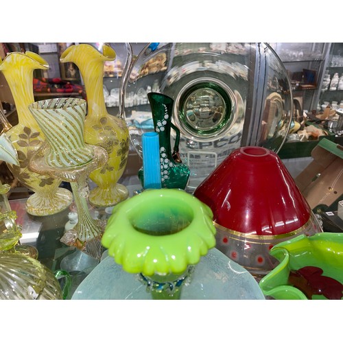 552 - GOOD QUALITY SHELF OF COLOURED GLASSWARE INCLUDING VASELINE GLASS, PAINTED OPAQUE EWER VASES, DIMPLE... 