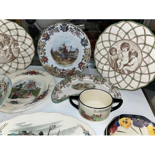 553 - SHELF OF FRENCH SARREGUEMINES, POTTERY TRAYS, ROYAL DOULTON GAFFERSWARE ITEMS AND DISHES