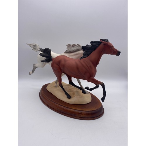 579 - FRANKLIN MINT RACING THE WIND HORSE FIGURE GROUP ON STAND