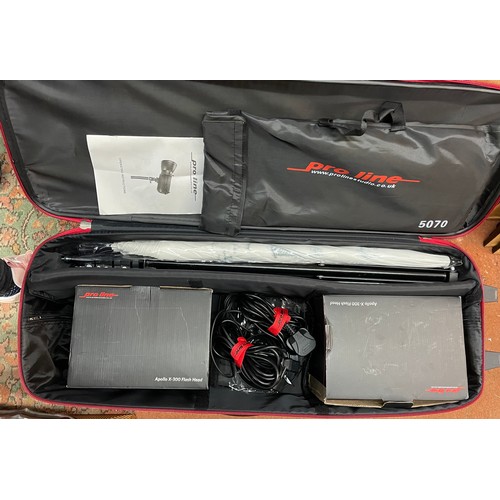 614 - NYLON CASE INCLUDING PROLINE PHOTOGRAPHY LIGHTING SYSTEM