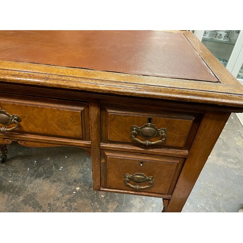 131 - EDWARDIAN OAK AND WALNUT FRONTED KNEEHOLE WRITING TABLE