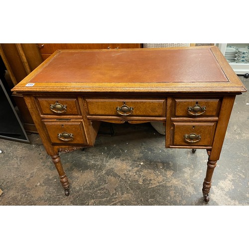 131 - EDWARDIAN OAK AND WALNUT FRONTED KNEEHOLE WRITING TABLE