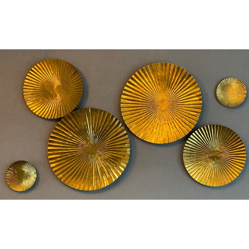 147 - GRADUATED SET OF ABSTRACT GILDED WALL PLAQUES