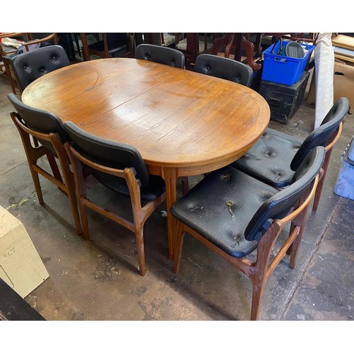 107 - TEAK CROSS BANDED EXTENDING DINING TABLE WITH EIGHT DANISH DESIGN DINING CHAIR'S