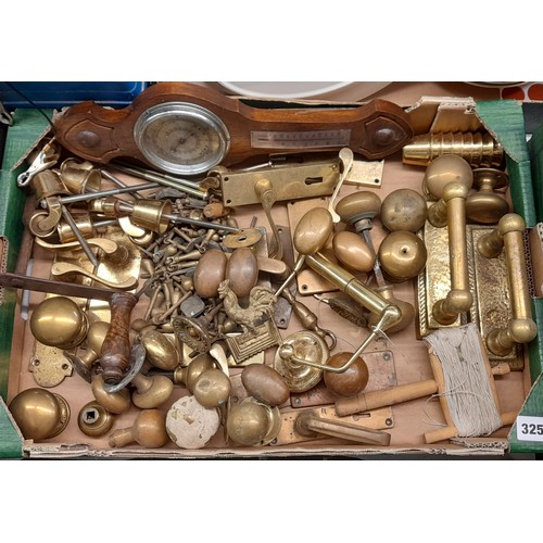 325 - BOX OF VICTORIAN AND EARLY 20TH CENTURY BRASS DOOR FURNITURE CHAIR CASTORS AND COVERS, AND PAIR OF A... 