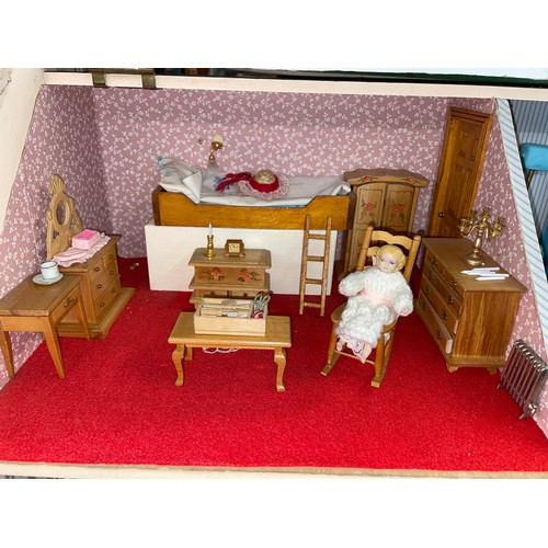 128 - TOWN HOUSE STYLE DOLLS HOUSE AND CONTENTS