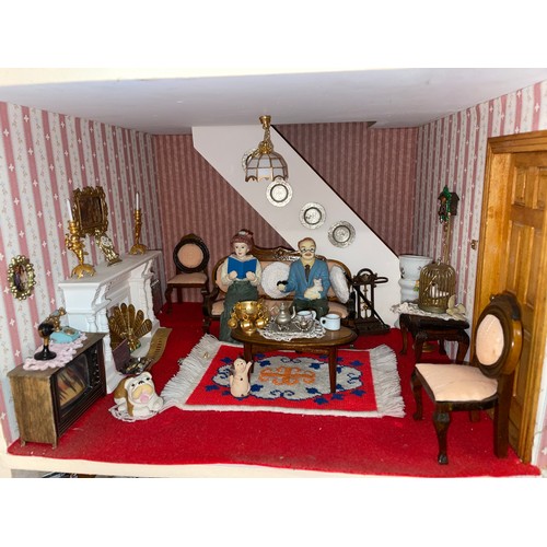 128 - TOWN HOUSE STYLE DOLLS HOUSE AND CONTENTS