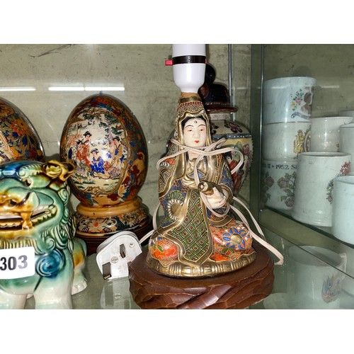 303 - SHELF OF REPRODUCTION CHINESE INSPIRED TEMPLE VASE AND COVER, FOO DOGS, AND DECORATIVE WARES