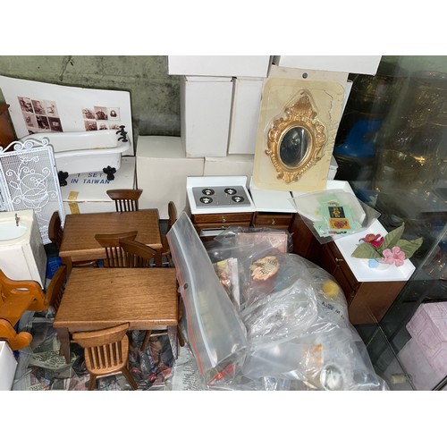 300 - SHELF OF DOLLS HOUSE FURNITURE AND ASSEMBLY KITS