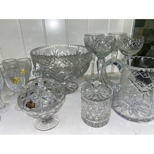 252 - SHELF OF ELIZABETH AND IRENA GLASSWARE INCLUDING BISCUIT BARREL, BOWLS, JUGS