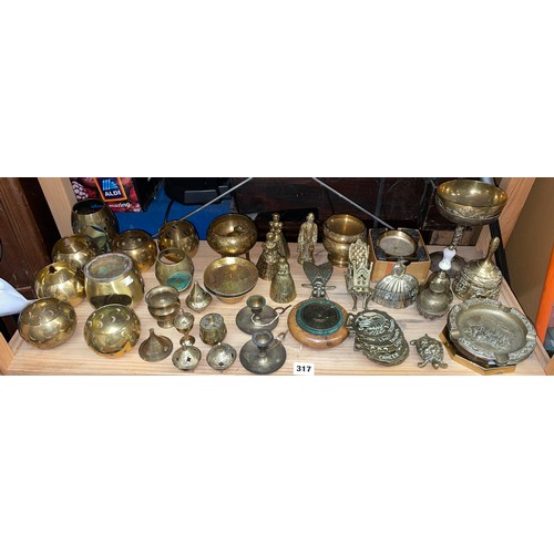 317 - SHELF OF VARIOUS BRASSWARES, INCLUDING TEALIGHT HOLDERS, ZODIAC SIGN, HORSE BRASSES