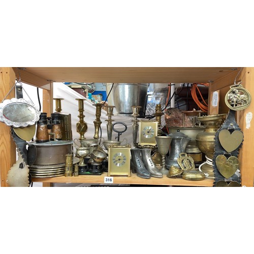 316 - SHELF OF 19TH CENTURY BRASS CANDLE STICKS, PEWTER AND EPBM BOOTS, HOTWATER JUG, PLATED TROPHIES, AND... 