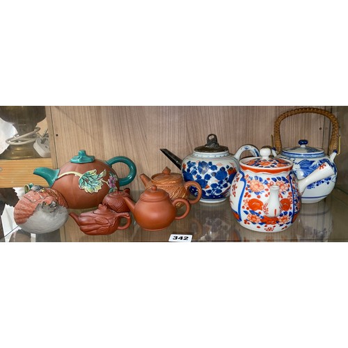 342 - SELECTION OF CHINESE AND JAPANESE IMARI BULLET, TEAPOT, REDWARE MINIATURE TEAPOTS, SOME FASHIONED AS... 