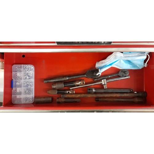 405 - CHALLENGE WORK TOP METAL TOOL CHEST INCLUDING SNAP ON ALLEN KEYS, SPANNERS, RATCHETS, AND OTHER TOOL... 