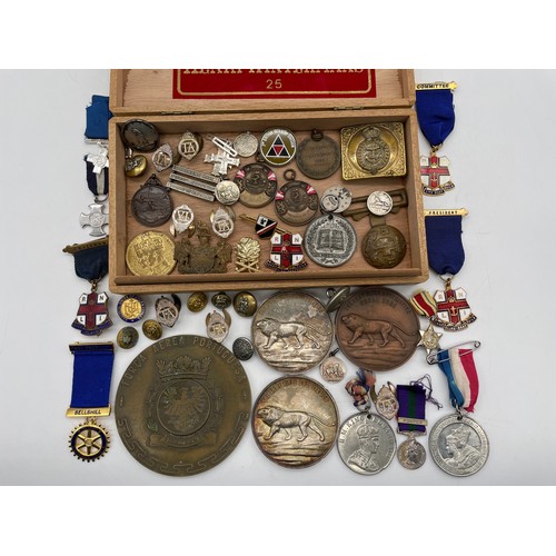 585 - BOX CONTAINING MILITARY TUNIC BUTTONS, LAPEL BADGES, ENAMEL INSTITUTE MEDALLIONS, SPORTING MEDALLION... 