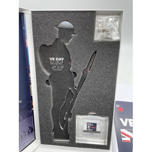 599 - BOXED VE DAY 75 YEAR ANNIVERSARY PERSPEX TOMMY STAND