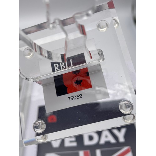 599 - BOXED VE DAY 75 YEAR ANNIVERSARY PERSPEX TOMMY STAND