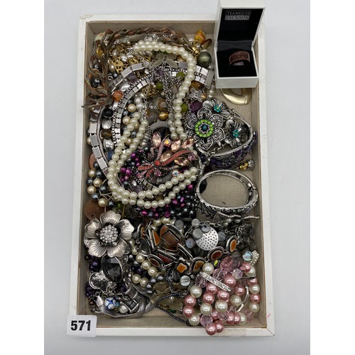 571 - TRAY OF COSTUME JEWELLERY MAINLY BEADS, AND BROOCHES