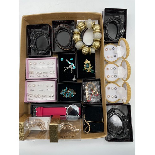 569 - TRAY OF COSTUME JEWELLERY INCLUDING DAYS OF THE WEEK EARRING SETS BROOCHES, AND CLAM SHELL PEARL EFF... 