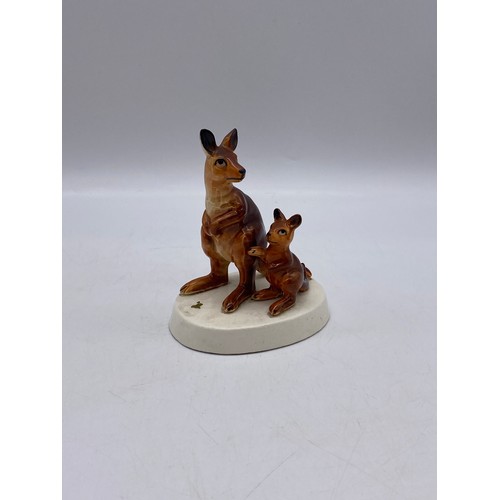 485 - UNMARKED KANGEROO AND JOEY FIGURE GROUP