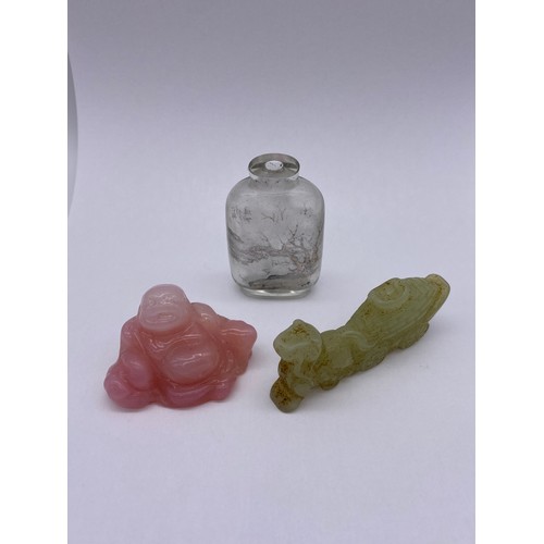 481 - CHINESE SNUFF BOTTLE (STOPPER DEFICIENT), SMALL ROSE QUARTZ MONK FIGURE, AND JADE FIGURE GROUP