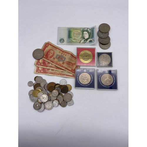 495 - SELECTION OF COMMEMORATIVE CROWNS, WORLD COINS INCLUDING DOLLAR PIECE, AND SOME BANK NOTES