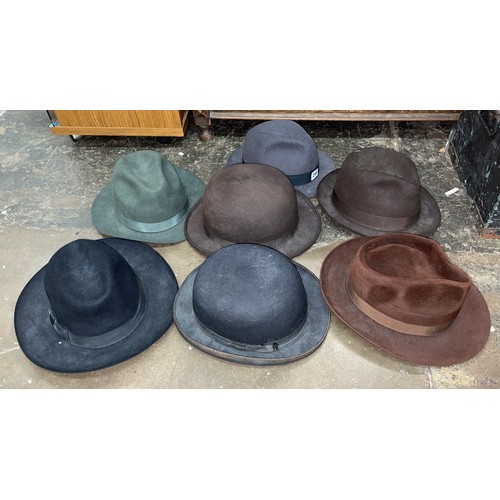 248 - GENTLEMANS BROWN WOOLEN BOWLER HAT AND A MID 20TH CENTURY BLACK BOWLER HAT, AND GENTLEMANS TRILBY HA... 