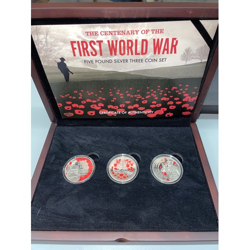 612 - CASED CENTENARY OF THE FIRST WORLD WAR £5 SILVER THREE COIN SET, AND THE LEST WE FORGET COIN SET TOM... 