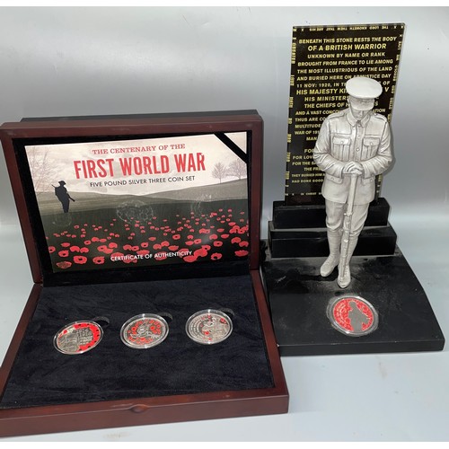 612 - CASED CENTENARY OF THE FIRST WORLD WAR £5 SILVER THREE COIN SET, AND THE LEST WE FORGET COIN SET TOM... 