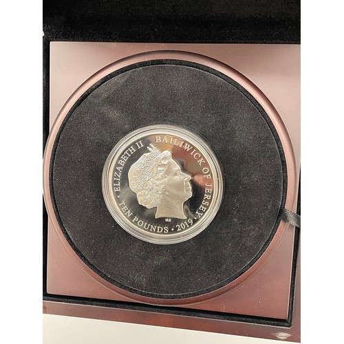 619 - BOXED QUEEN ELIZABETH II 2019 BAILIWICK OF JERSEY UNCIRCULATED £10 ENAMEL POPPY COIN