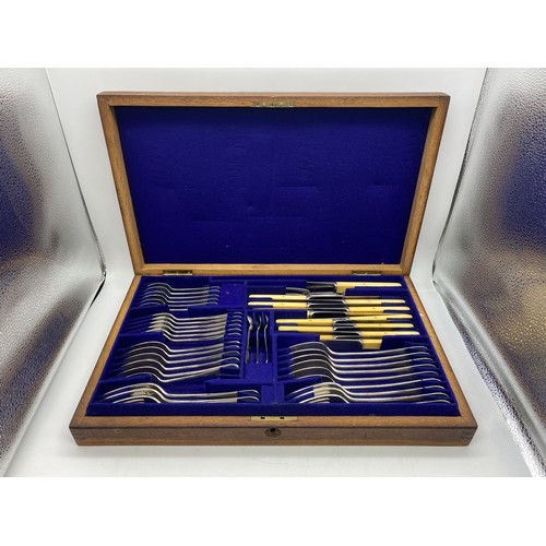 514 - CANTEEN BOX OF PLATED RAT TAIL CUTLERY